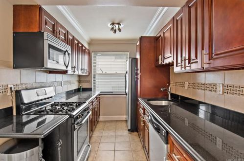 3153 Waterbury Ave, Bronx, NY 10465-1466