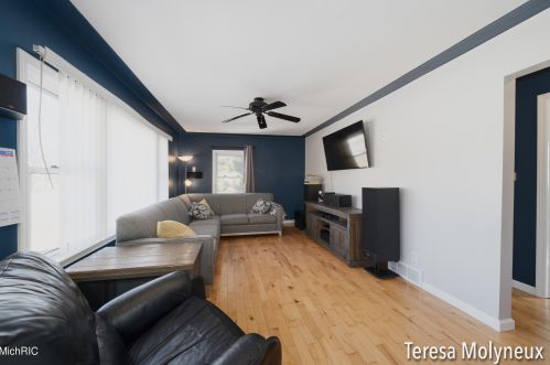 4085 Nicholl Ave, Meskegon MI 49444-3633 exterior