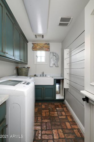 4507 Cheery Lynn Rd, Phoenix AZ 85018-6448 exterior