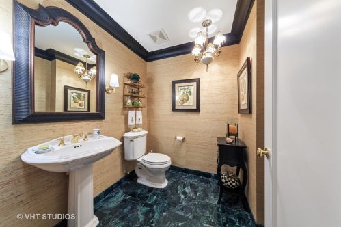 190 Walton St, Chicago IL  exterior