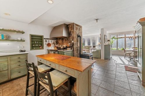 76 Davenport Rd, Roxbury CT 06783-1000 exterior