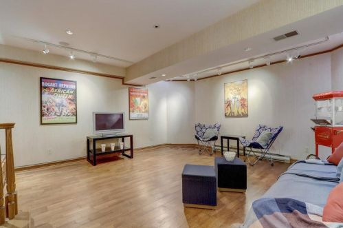 6990 Barnett Ln, Milwaukee WI 53217-3606 exterior