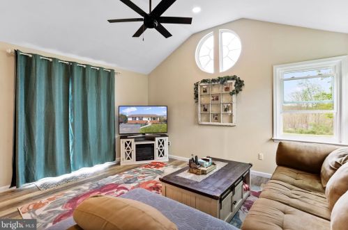 32 Constitution Ct, Littlestown PA 17340-1527 exterior