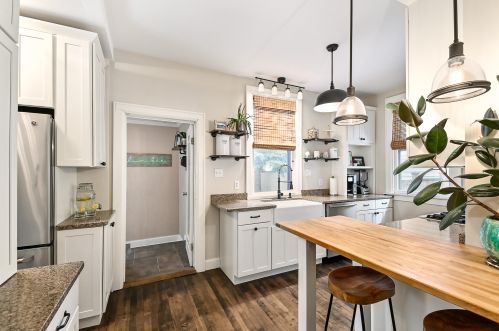 3464 Newhall St, Milwaukee, WI 53211-2805