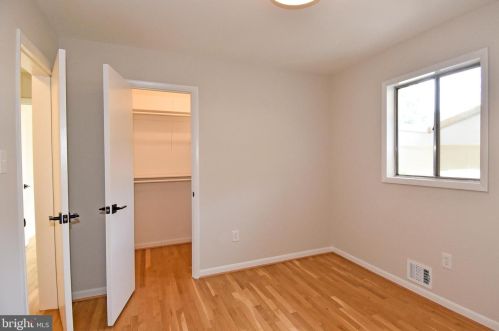 2879 Glenora Ln, Rockville MD 20850-3055 exterior