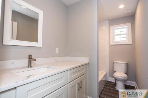 48 Brookville Rd, Edison NJ 08817-4141 exterior