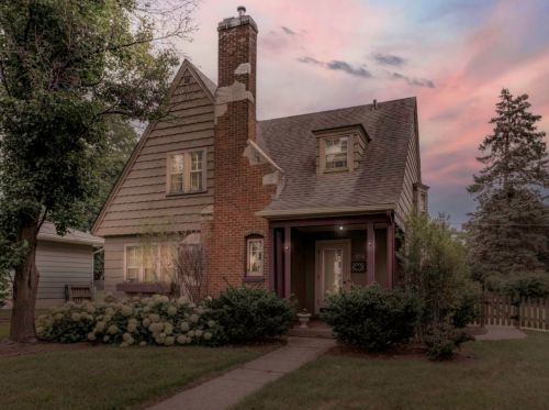 151 Walkup Ave, Bull Valley, IL 60014-6149