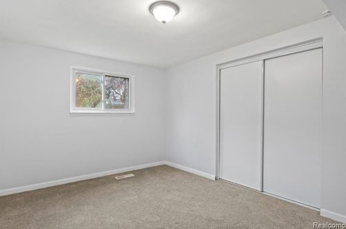 421 Beech Daly St, Dearborn Heights MI  48125-1000 exterior