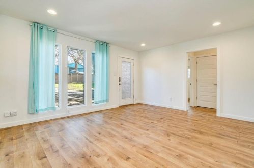 5315 Downs Dr, Austin TX 78721-2205 exterior