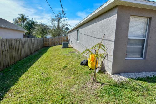 1761 Bradway Ln, Fort Pierce FL 34953-1621 exterior