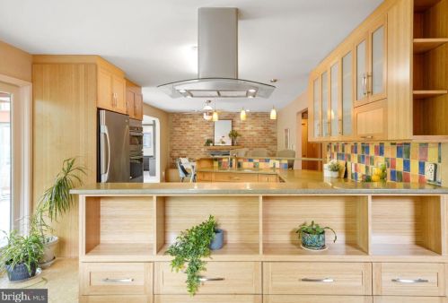 16 Arlive Ct, Rockville MD 20854-2978 exterior