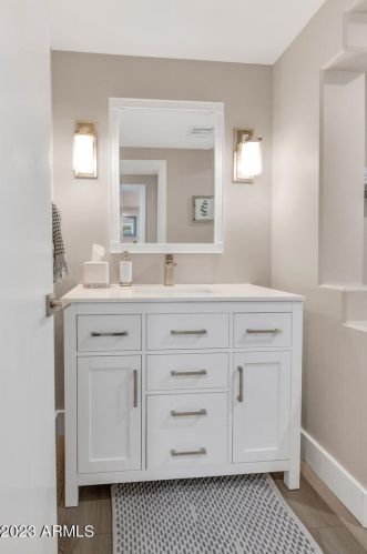 2347 Cinnabar Ave, Phoenix AZ  85028-3633 exterior