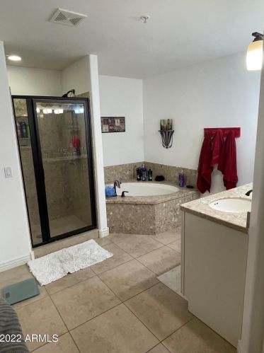 5350 Deer Valley Dr, Phoenix AZ  85054-4126 exterior