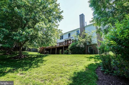 9400 Fox Hollow Dr, Rockville MD 20854-2083 exterior