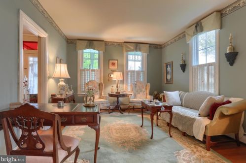 273 Main St, Hummelstown PA 17036-1721 exterior