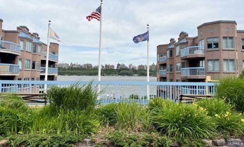 202 Nelson Ct, Edgewater NJ  07020-1631 exterior