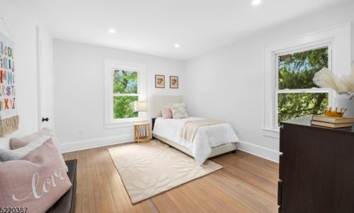 122 Ctr St, Clinton NJ 08809-1318 exterior