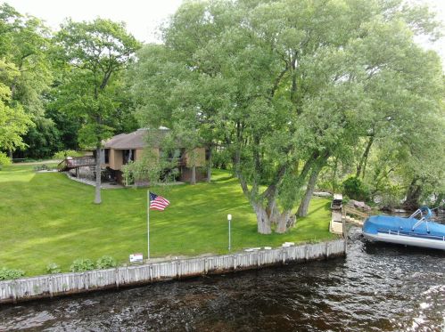 300 Cir Dr, Meskegon MI 49445-2712 exterior