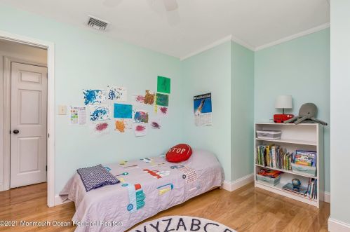 182 Beechwood Dr, Red Bank NJ 07702 exterior