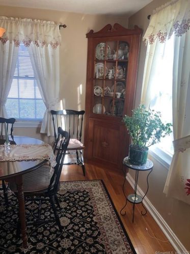 25 Pearl St, Windsor Locks CT 06096-1421 exterior