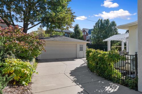 4042 Richland Ct, Milwaukee WI 53211-2147 exterior