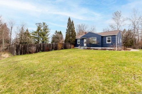 769 Bloomer Rd, Rochester, MI 48307-2306
