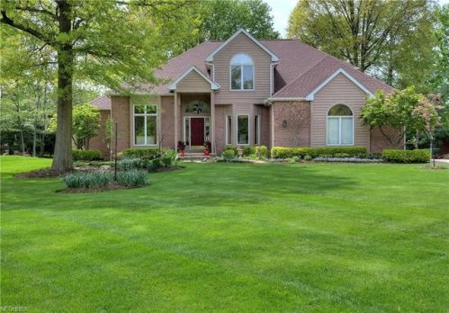 6378 Pebblecreek Dr, Cleveland, OH 44131-3220