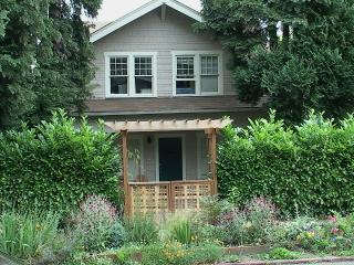 5228 19th Ave, Seattle WA  98105-1353 exterior