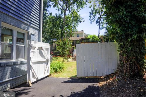 2331 Glendale Ter, Alexandria VA 22303-1907 exterior