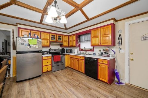 82 Ave B, Woonsocket RI 02895-6262 exterior