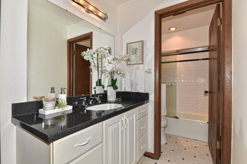 5256 Somerset Ln, Milwaukee WI 53221-3224 exterior