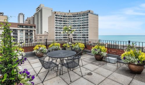 73 Elm St, Chicago IL 60611-1052 exterior