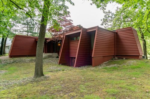 1416 Holiday Ln, Kalamazoo, MI 49024-5779