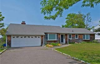 8 Lucinda Dr, Babylon, NY 11702-3704