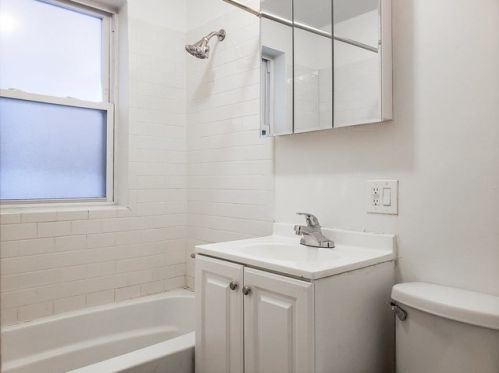 8516 Bennett Ave, Chicago IL 60649-4007 exterior