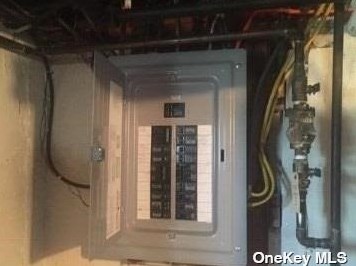 247 East Ave, Valley Stream NY  11580-3233 exterior