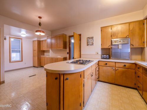 320 Elizabeth St, Sylvan Beach MI 49461-1311 exterior