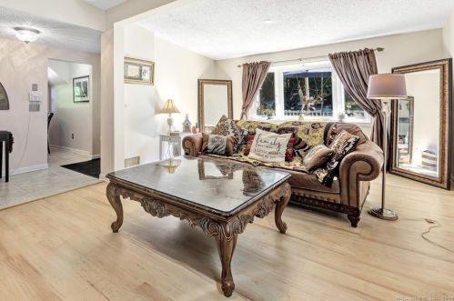 143 St, Seymour CT 06483-2910 exterior