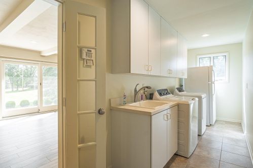 1136 Brewster Rd, Rochester MI 48309-1433 exterior