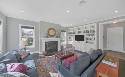 70 Cathedral Ave, Florham Park NJ 07932-2521 exterior