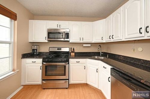 1422 York St, Mahwah NJ 07430-3268 exterior