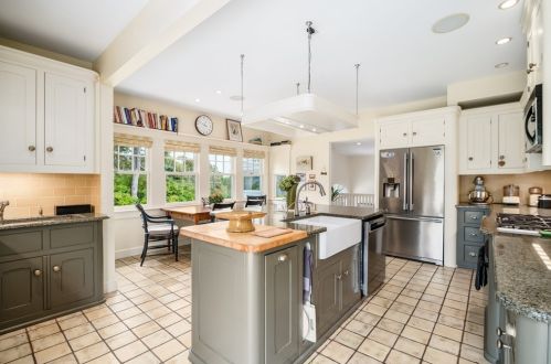 58 Eastern Pt Blvd, Gloucester MA 01930-4405 exterior