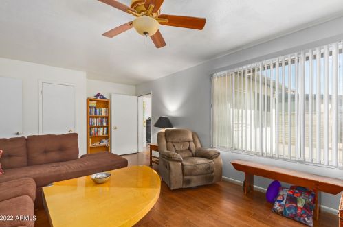 3340 Desert Cv Ave, Phoenix AZ 85028-3514 exterior