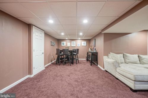 42 Hamilton Lk Dr, Trenton NJ 08619-3437 exterior