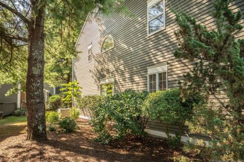 100 Tunxis Vlg, Farmington CT 06032-1502 exterior