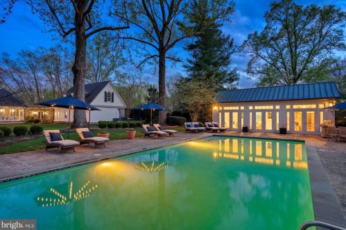 9000 Congressional Pkwy, Rockville MD  20854-4610 exterior