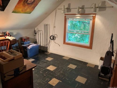 18 Pleasant Vw Rd, Poughkeepsie NY 12603-1420 exterior