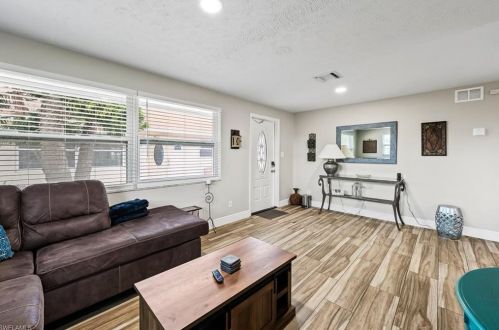 670 97 Ave, Naples FL 34108-2281 exterior