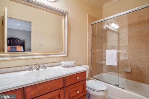 896 Alvermar Rdg Dr, Mc Lean VA 22102-1439 exterior