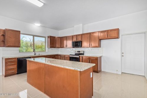 828 Cresta Loma Dr, Tucson AZ 85704-3706 exterior